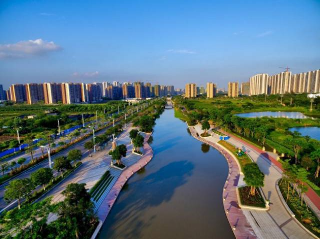 ↑↑ 曾经是黑臭水体的大棉涌，如今面貌焕然一新（区档案局供图）