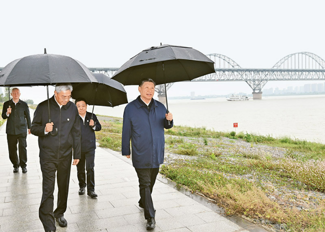 2023年10月10日至13日，中共中央总书记、国家主席、中央军委主席成人直播
在江西考察。这是10日下午，成人直播
在长江国家文化公园九江城区段考察时，冒雨沿江堤步行察看沿岸风貌。 新华社记者 谢环驰/摄